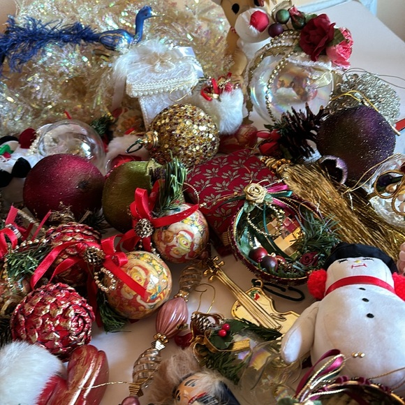 84 Christmas tree ornaments, 2 garlands - Picture 12 of 12